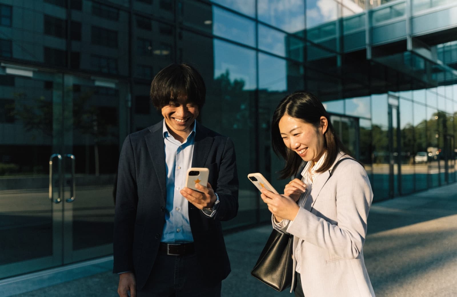 スマートフォンで相互マッチの通知を見る様子