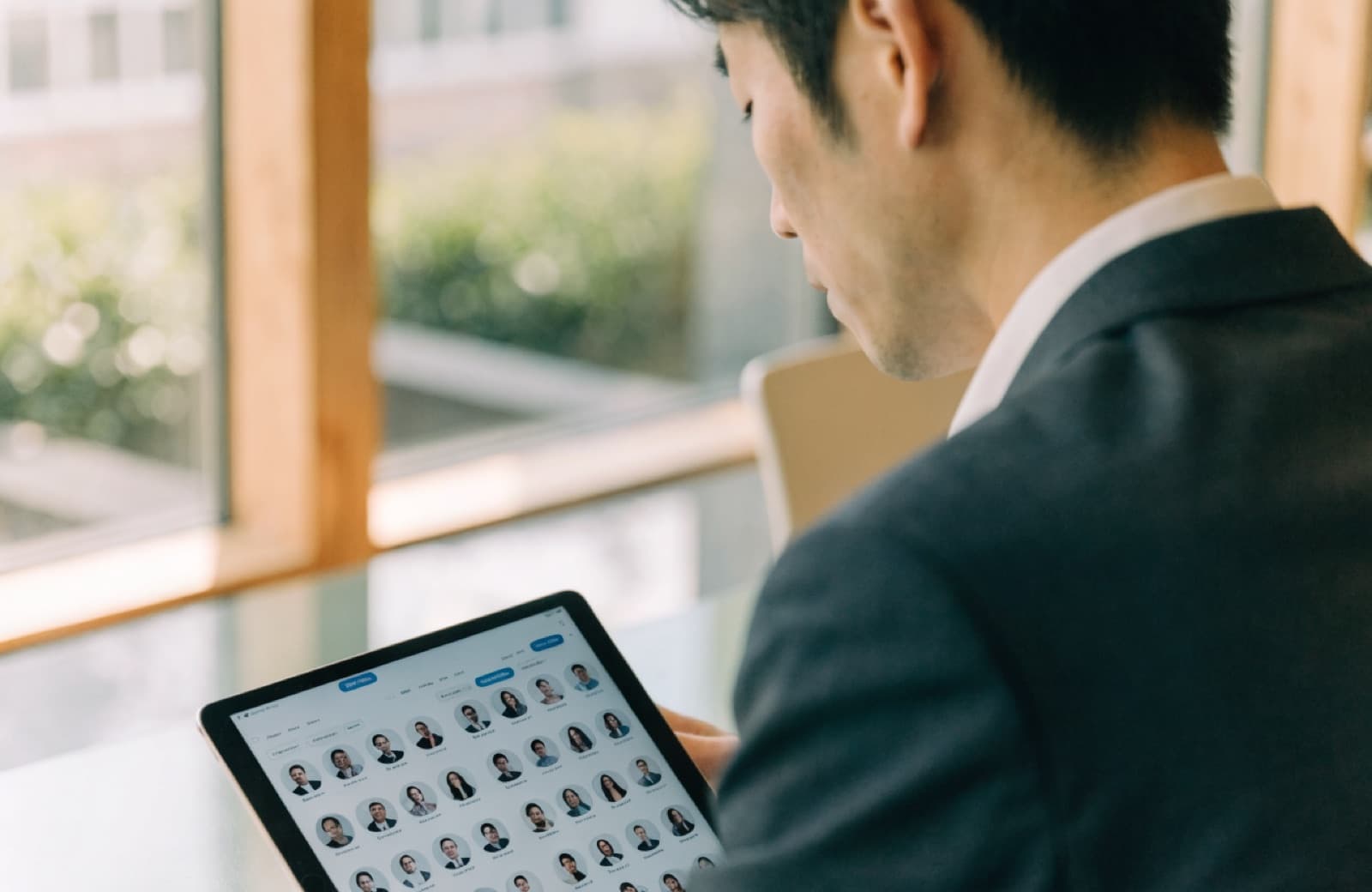 タブレットで会員を検索する様子
